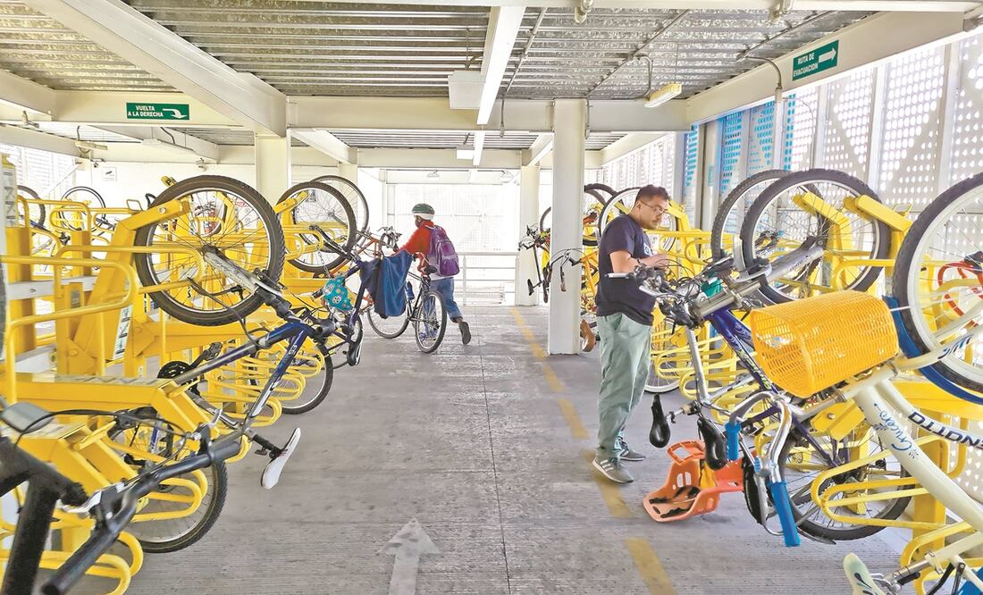 Poco a poco la gente ha regresado a los biciestacionamientos y pierde el miedo a contagiarse de Covid-19, pues considera que esta opción es mejor que el transporte público. Foto: EDUARDO HERNÁNDEZ. EL UNIVERSAL
