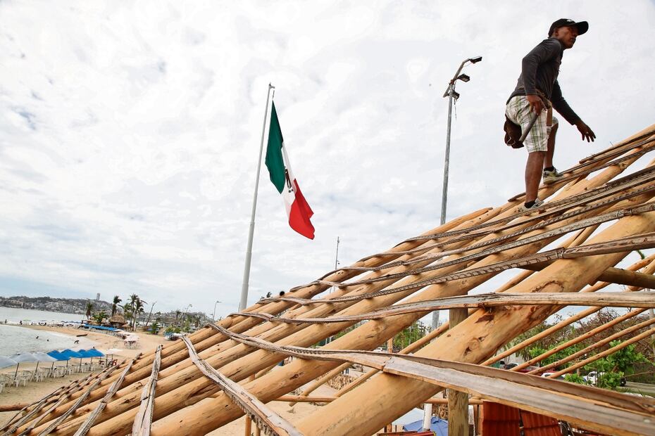Carlos Reyes asegura que es pura adrenalina “andar allá arriba” colocando la madera que va a recibir al techo de palmas, algo muy diferente a lo que venía haciendo. Foto: Valente Rosas | El Universal