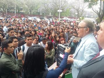 Alumnos de ESCA discuten continuar en paro