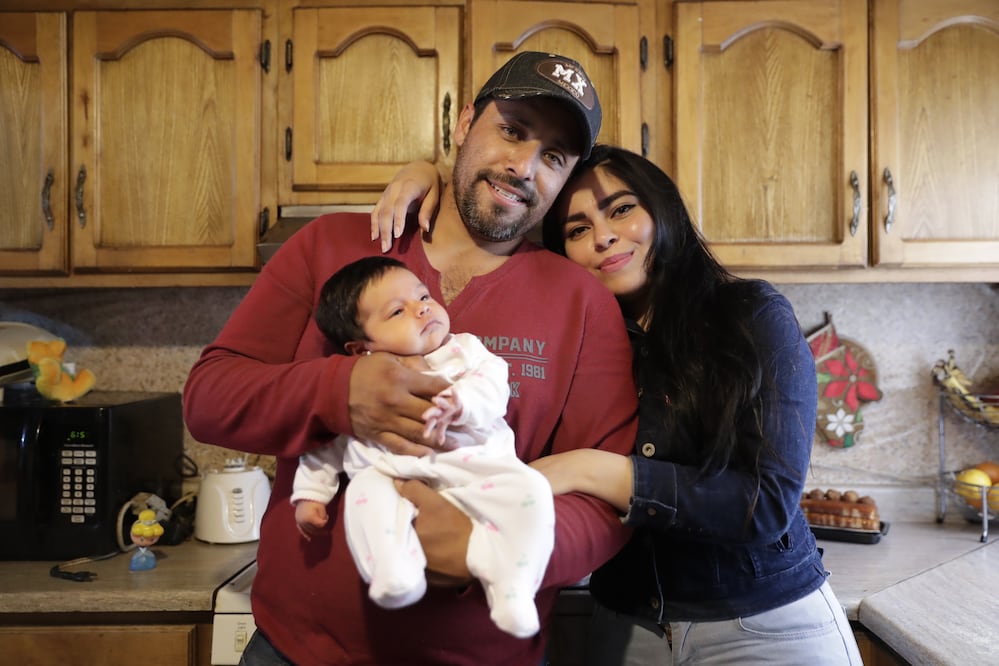 Dalia y José Luis platican que actualmente su pequeña hija goza de buena salud y es monitoreada constantemente por médicos del estado y la región. Foto: IVÁN STEPHENS. EL UNIVERSAL