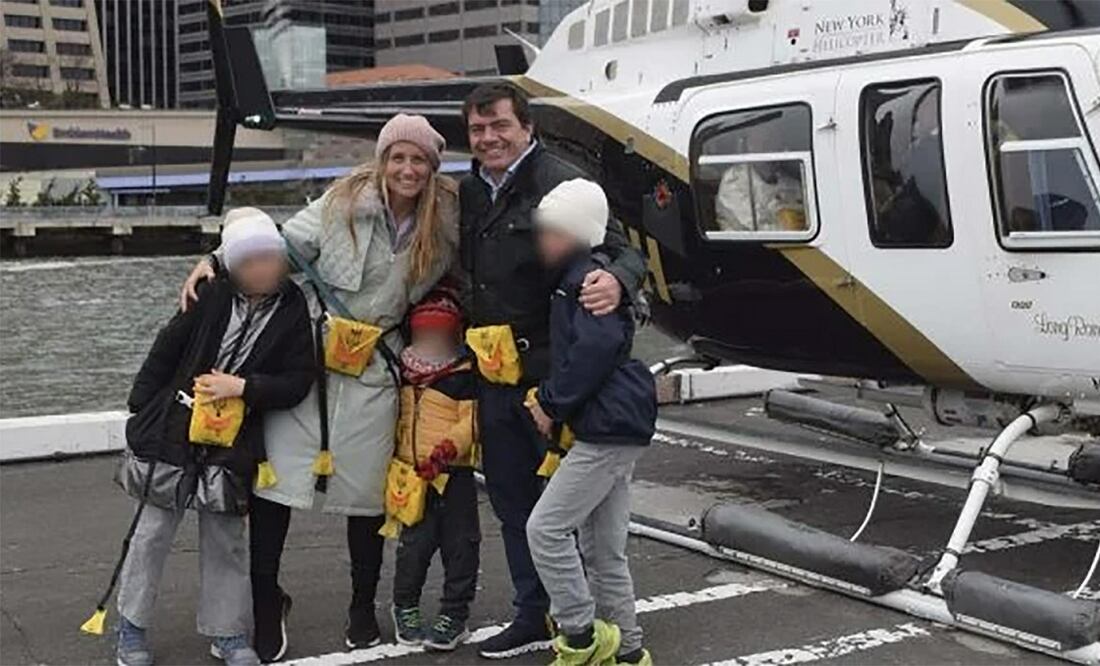 El español Agustín Escobar Cañadas, directivo de Siemens, su esposa, Mercè Camprubí Montal, también directiva en esta empresa, y sus tres hijos, son cinco de las seis víctimas mortales del accidente de helicóptero ocurrido este jueves en aguas del río Hudson, en Nueva York. En la imagen, la familia se fotografía antes de subir al helicóptero. Foto: EFE