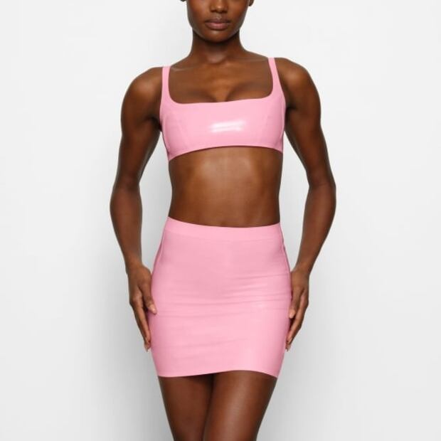 Kim Kardashian modela la colección de su marca para San Valentín