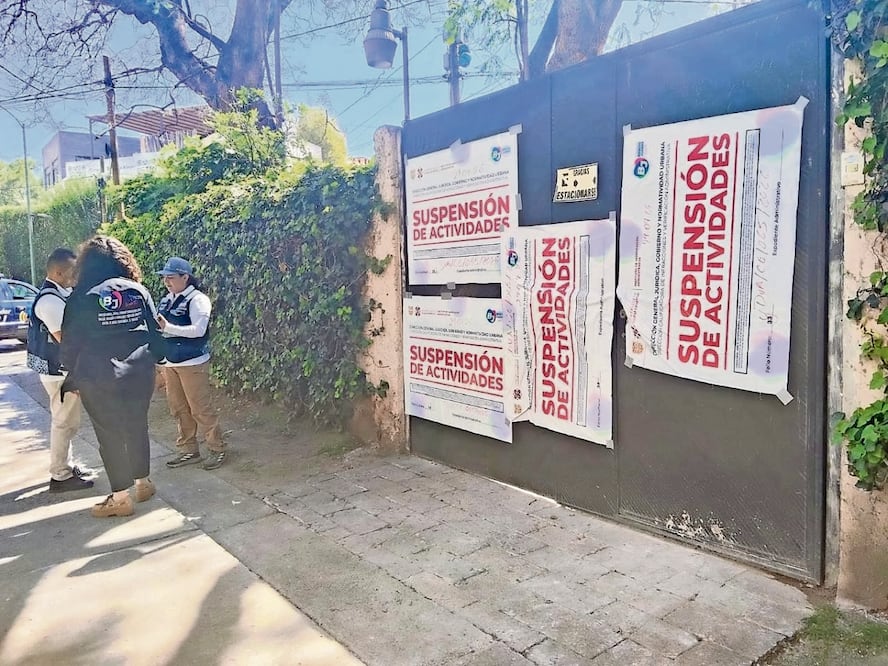 Personal de la alcaldía y del Invea colocaron nuevos sellos de suspensión a la obra en Patricio Sanz 1017. Foto: Especial