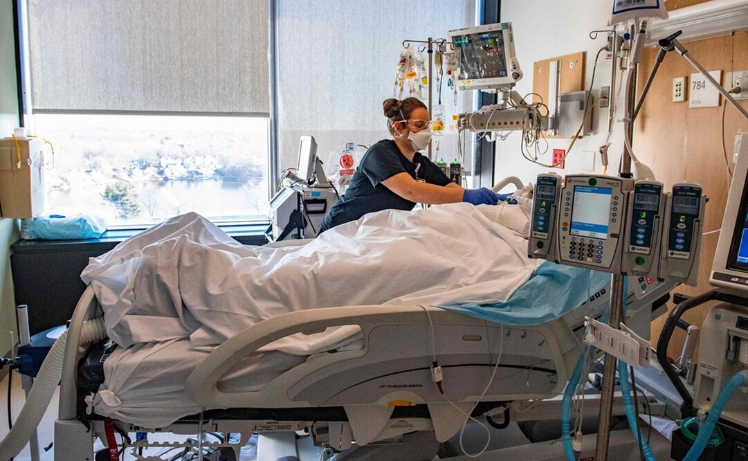 Los trabajadores de la salud demandan entornos de trabajo más seguros ya que, después de la pandemia, afirman, la escasez de personal está comprometiendo la atención al paciente y llevando a muchos trabajadores al límite. Foto: AFP