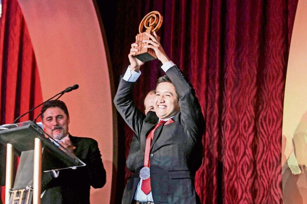 Diego Antonio Aguinsaca, de Ecuador, recibe el primer lugar (GERMÁN GARCÍA. EL UNIVERSAL)