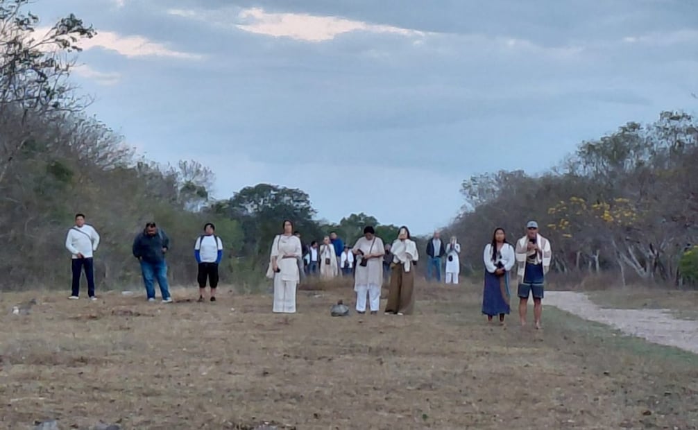 Cielo nublado impide presenciar equinoccio de primavera en zona arqueológica de Dzibilchaltún, Yucatán; registran ligera llovizna.
Foto: Especial.