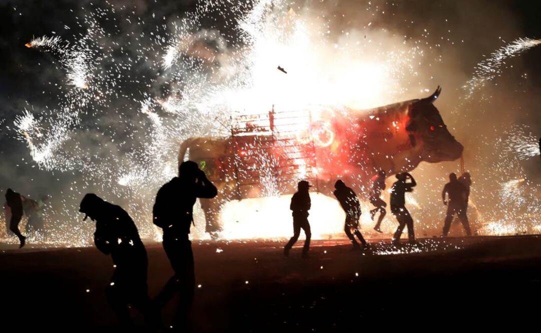Colosales toros de luz volvieron a rasgar la noche entre detonaciones de fuegos artificiales este miércoles en Tultepec