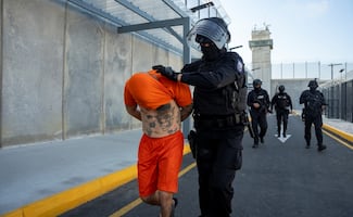 "Lobo Menor" es rapado y vestido con uniforme naranja; ingresa a la Cárcel del Encuentro, creada para líderes criminales 