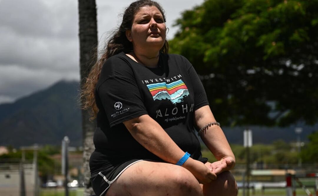 La nadadora Annelise Cochran, residente de Lahaina, logró sobrevivir a los incendios que azotaron Maui lanzándose al mar. Foto: AFP