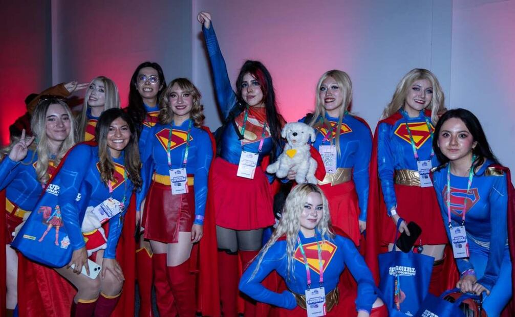 Fanáticas de Supergirl haciendo cosplay durante la presentación de Supergirl "Woman of Tomorrow" en la CCXP. (26/04/26) Foto: Hugo Salvador/EL UNIVERSAL