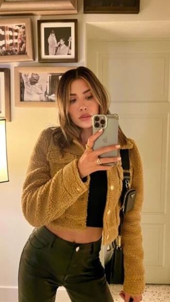 Michelle Salas combina perfectamente pantalón de piel y chamarra de peluche