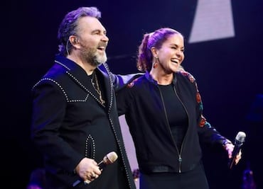 Mijares y Lucero viven conmovedor momento en el escenario al cantar juntos "Si me tenías"