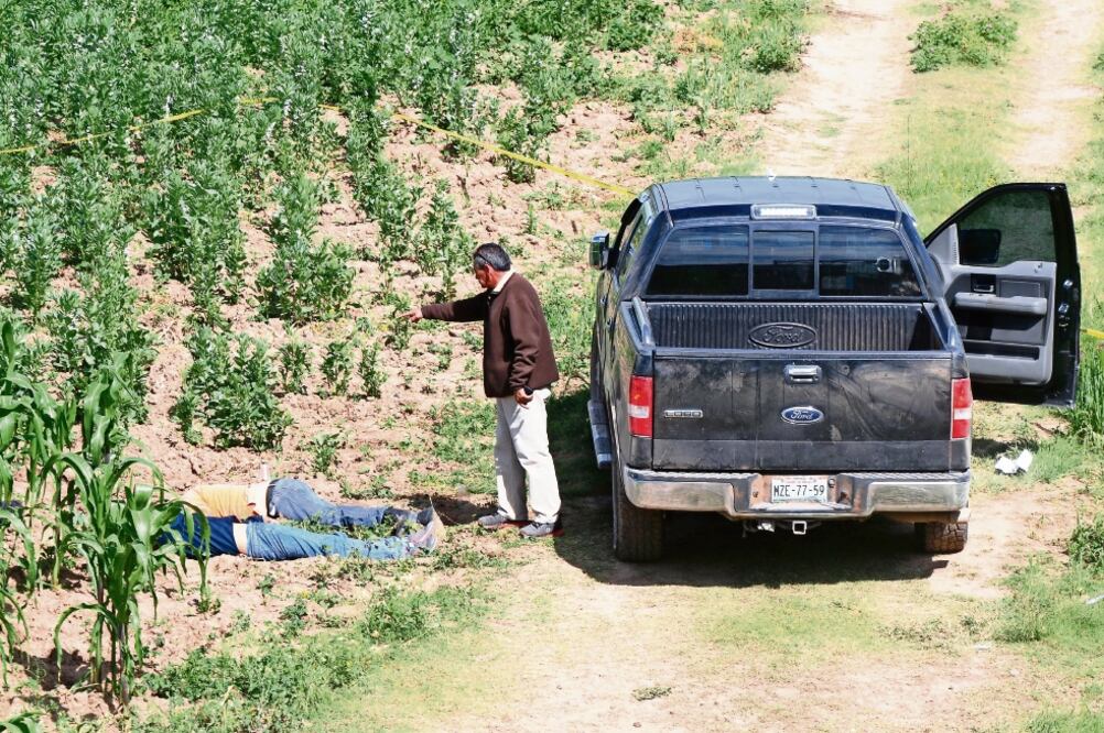 Alrededor de las 07:00 de ayer policías municipales recibieron la llamada de que en un paraje de esta comunidad se encontraban cuatro cuerpos tirados (HUGO GARCÍA. EL UNIVERSAL)