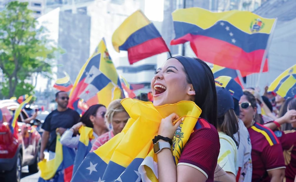 Decenas de venezolanos se dieron “un abrazo de alegría” en Panamá por la captura de Maduro. El gobierno de José Raúl Mulino adelantó que no reconocerá a la vicepresidenta Delcy Rodríguez como cabeza del Ejecutivo en Caracas. Foto: Gabriel Rodríguez / EFE