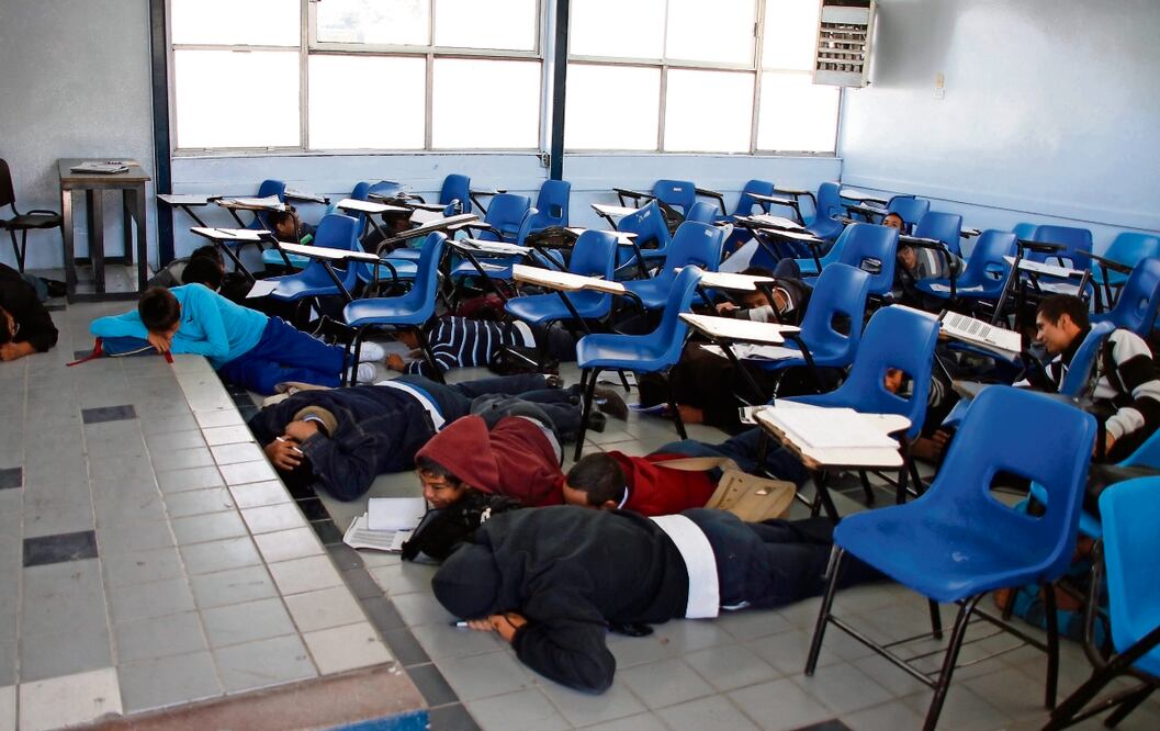 El manual ofrece indicaciones de qué hacer en caso de una balacera en el interior de una escuela. Foto: Archivo | El Universal