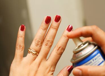 Cómo utilizar el esmalte de uñas en spray