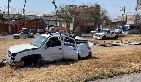 Camioneta derriba en Toluca letrero de bienvenida al Edomex; hay un lesionado