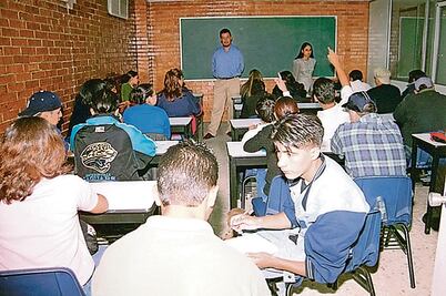 Con libro de la 4T sólo buscan ideologizar a profesores: expertos