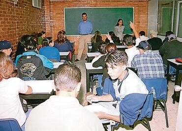 Con libro de la 4T sólo buscan ideologizar a profesores: expertos