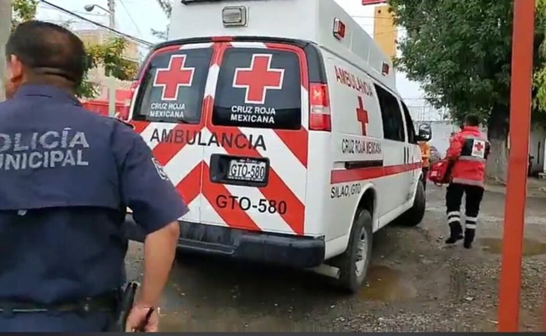 Paramédicos llegaron en auxilio de la víctima y confirmaron que estaba sin vida a causa de diversos disparos de arma de fuego. Foto: Especial