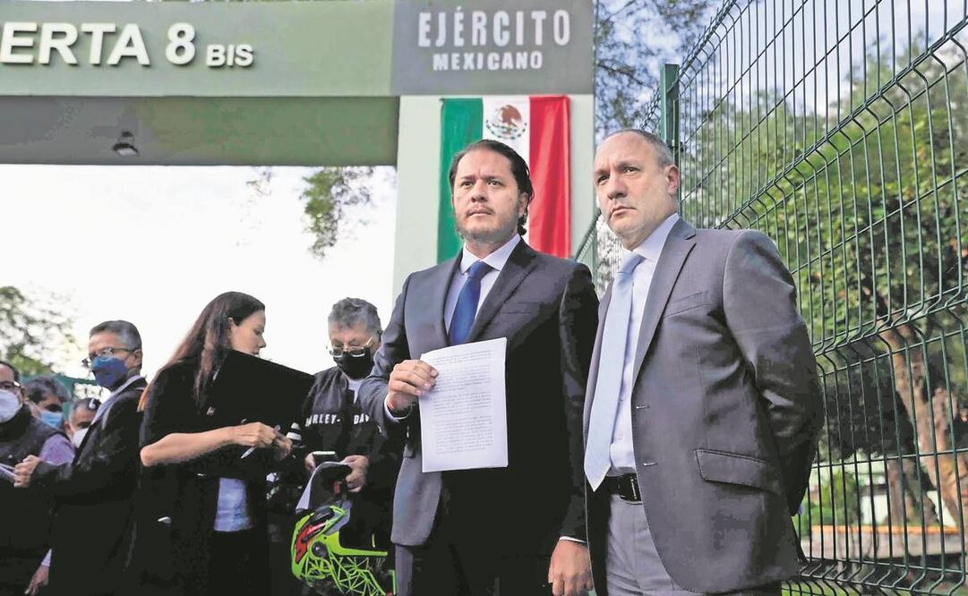 Los abogados César Omar González Hernández y Alejandro Robledo Carretero conforman la defensa legal de los elementos militares señalados por la desaparición de los estudiantes normalistas. Foto: Archivo/ EL UNIVERSAL