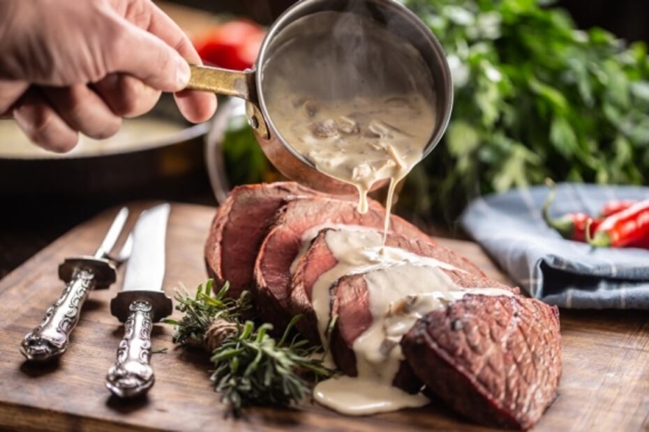 Filete de res Angus a la mantequilla de aromáticos con salteado de hongos y crema de tres quesos