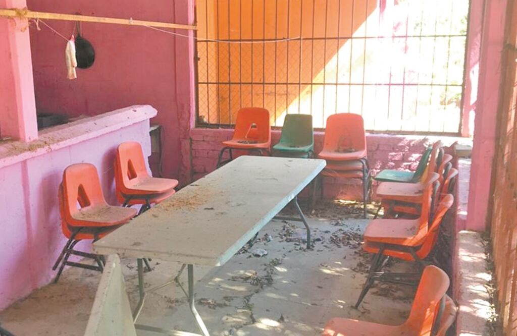 La primaria Guadalupe Victoria está abandonada, llena de basura, con los muebles deteriorados. Por la violencia, los maestros dejaron de asistir. Fotos: ARTURO DE DIOS PALMA