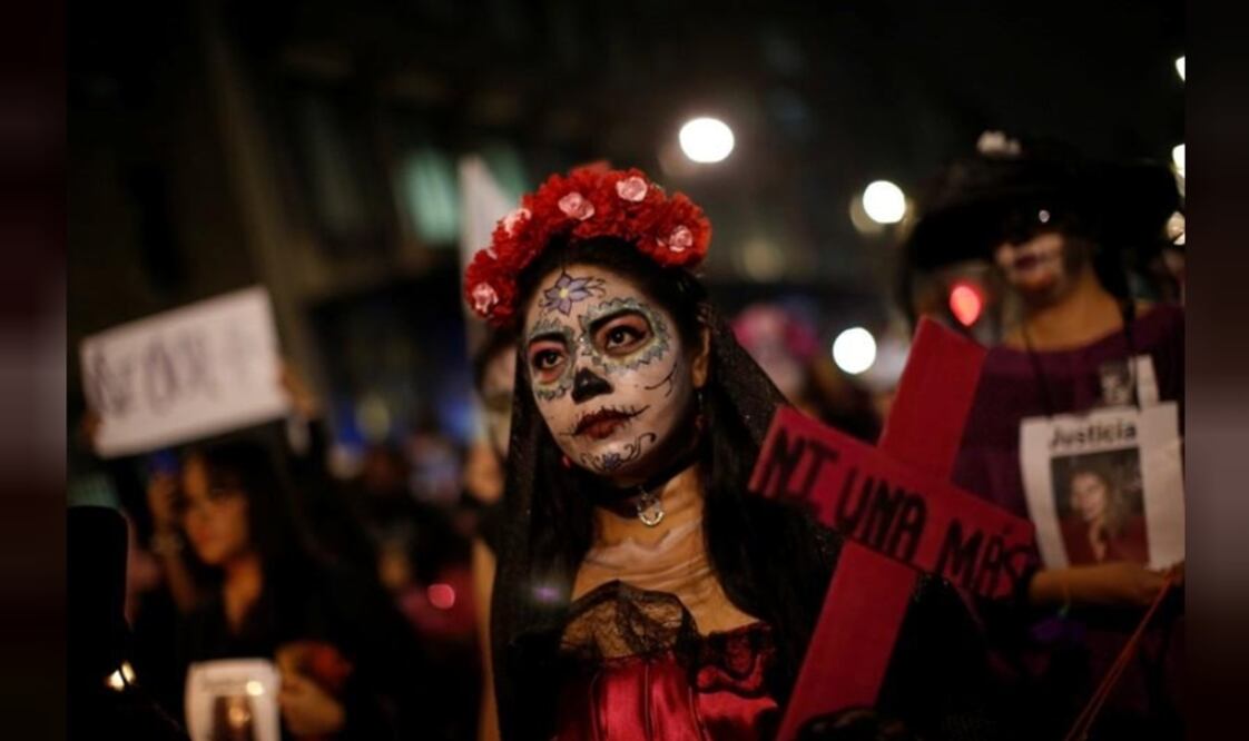 Activist painted as a Mexican “Catrina” marching to protest againt femicides & impunity during the Day of the Dead in Mexico City – Photo: Carlos Jasso/REUTERS