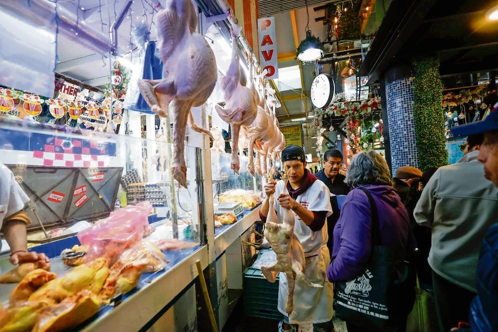 En el Mercado de San Juan el kilo de pavo se vende a 250 pesos y la mayoría de las personas lleva más de cuatro kilos, refiere uno de los locatarios. Foto: de  DIEGO SIMÓN SÁNCHEZ. EL UNIVERSAL