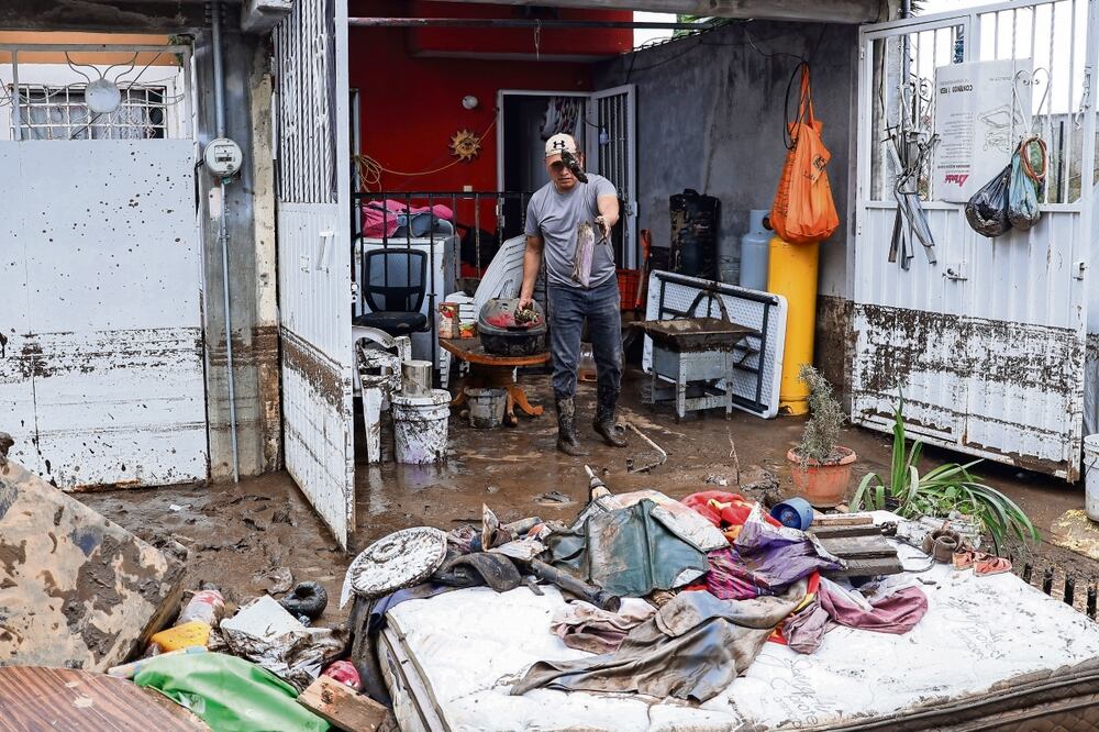 En Villas de San Martín las casas quedaron llenas de lodo. Foto: de Hugo Salvador. El Universal