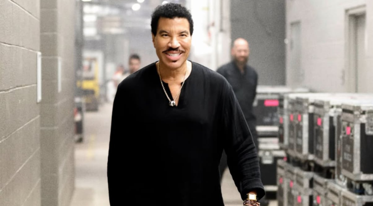 Lionel Richie, cantante estadounidense, conocido por temas como "Endless love", "All night long" y "Say you, say me".
Foto: Instagram, vía @lionelrichie