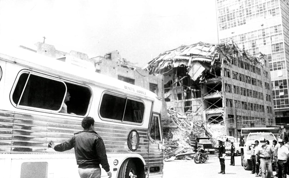 El entonces presidente, Miguel de la Madrid, reconoció que las labores de reconstrucción y recuperación social tras el terremoto de 1985 tomarían varios años en cumplirse. Miles de personas quedaron damnificadas y todos los servicios públicos, como agua, electricidad y comunicaciones sufrieron afectaciones severas. Foto: Archivo EL UNIVERSAL.