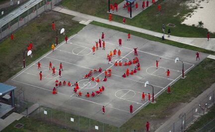 Jueza ordena suspender más construcciones en "Alcatraz de los Caimanes"; el centro de detención puede seguir albergando migrantes