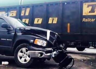 Tamaulipas: Family survives crash with train