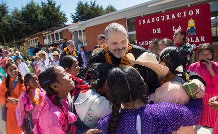 Miguel Bosé inaugura ludoteca para niños mazahuas