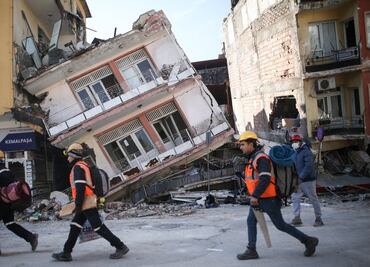Detienen a 12 personas por derrumbe de edificios tras terremoto en Turquía