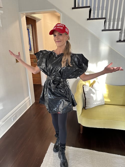 La presentadora del podcast Megyn Kelly publicó una foto de ella vestida con bolsas de basura negras y una gorra MAGA para Halloween. Foto: tomada de X @megynkelly