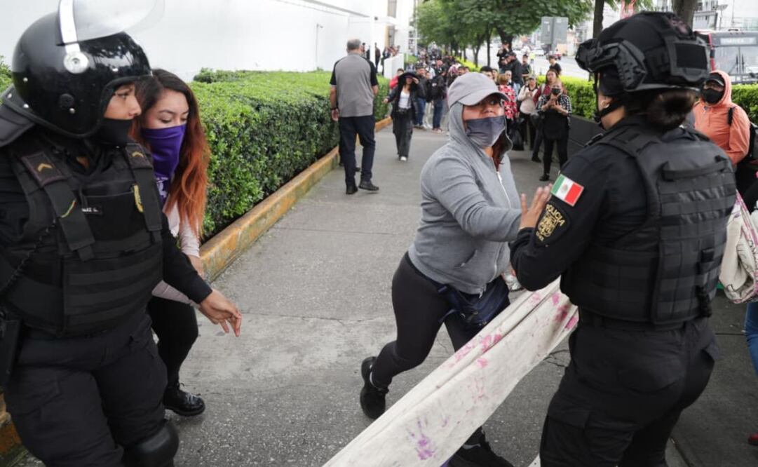 La alcaldía Benito Juárez informó que no cederá a los chantajes de la organización "Merkadita Feminista" que esta tarde bloqueó el cruce de Viaducto y Cuauhtémoc. FOTO: Carlos Mejía/El Universal