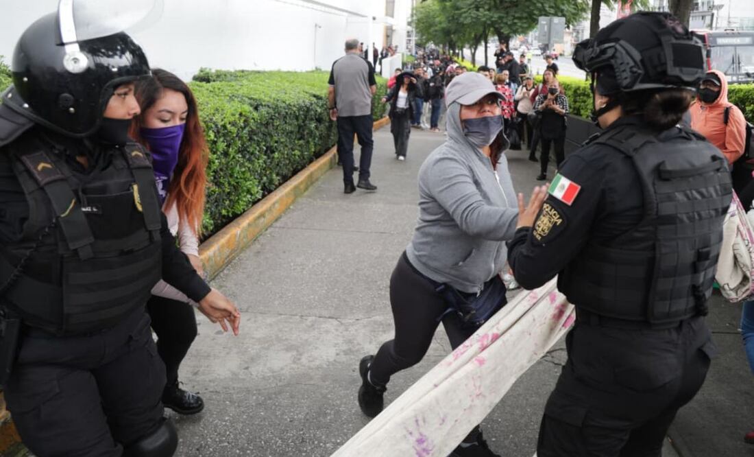 La alcaldía Benito Juárez informó que no cederá a los chantajes de la organización "Merkadita Feminista" que esta tarde bloqueó el cruce de Viaducto y Cuauhtémoc. FOTO: Carlos Mejía/El Universal