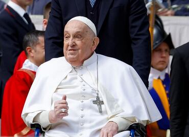 Papa Francisco saluda a fieles en San Pedro durante el Domingo de Ramos; muestra recuperación