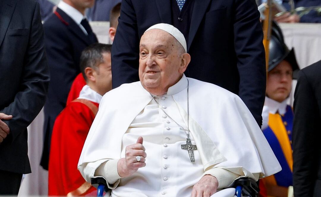 El papa Francisco, que sigue convaleciente por sus problemas de salud, apareció sin que estuviera previsto ante los fieles en la Plaza de San Pedro del Vaticano, al término de la misa del Domingo de Ramos, la celebración que marca el inicio de la Semana Santa. Foto: EFE