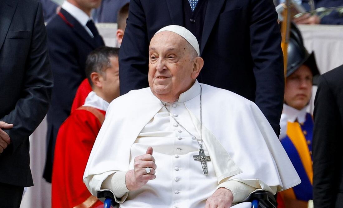 El papa Francisco, que sigue convaleciente por sus problemas de salud, apareció sin que estuviera previsto ante los fieles en la Plaza de San Pedro del Vaticano, al término de la misa del Domingo de Ramos, la celebración que marca el inicio de la Semana Santa. Foto: EFE