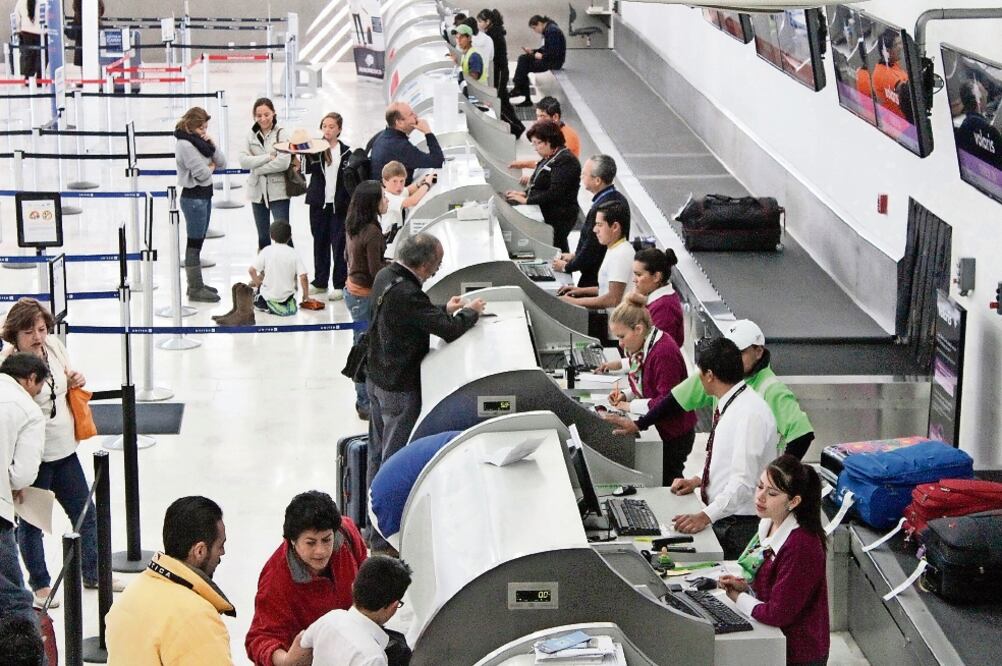Usuarios aseguran que las aerolínas pagan sus desayunos o se excusan para no devolverles el costo de sus boletos ante retrasos o cancelaciones (ARCHIVO EL UNIVERSAL)
