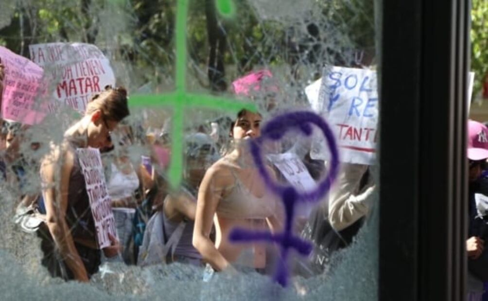 "¡El que no brinque es macho!": Zócalo se tiñe de morado por marcha del 8M