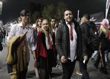Corbatas, uniformes y estampas de estrellitas invaden el Foro Sol en el primer concierto de RBD en la CDMX