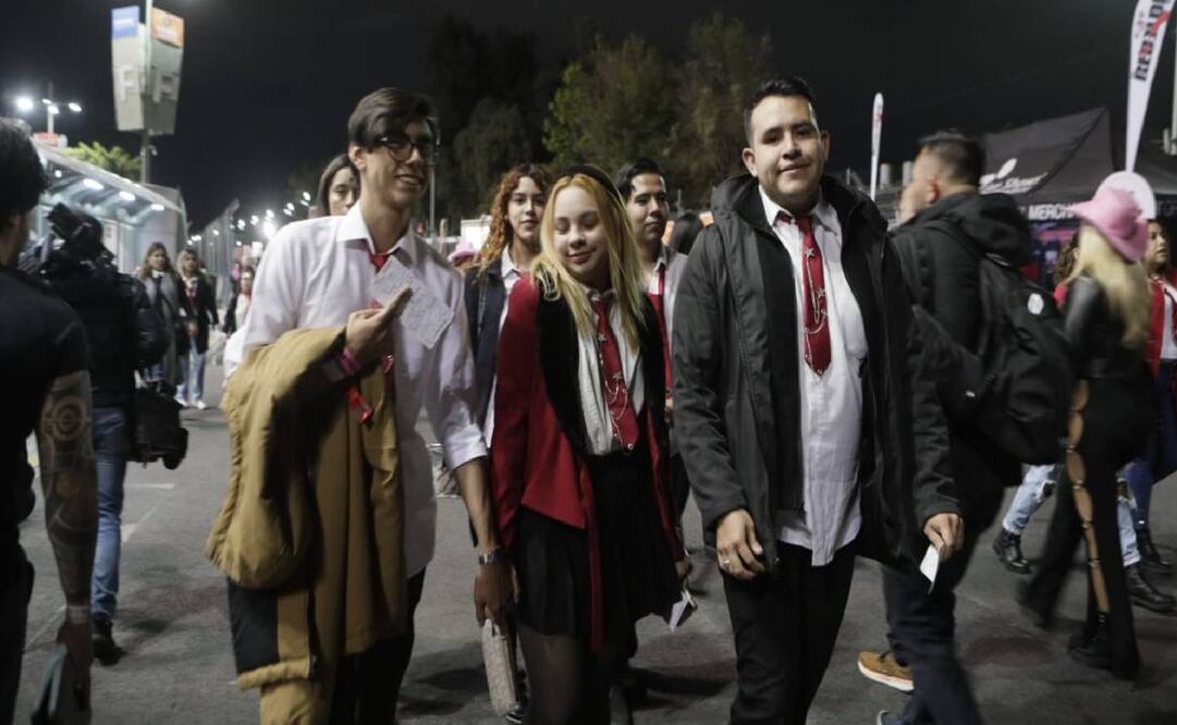 Fans de RBD ponen ambiente en el Foro Sol a minutos del primer concierto de la banda en la CDMX. Foto: Gabriel Pano / EL UNIVERSAL