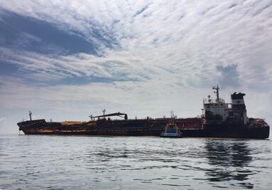 Detectan “manchas” de combustible por buque Burgos