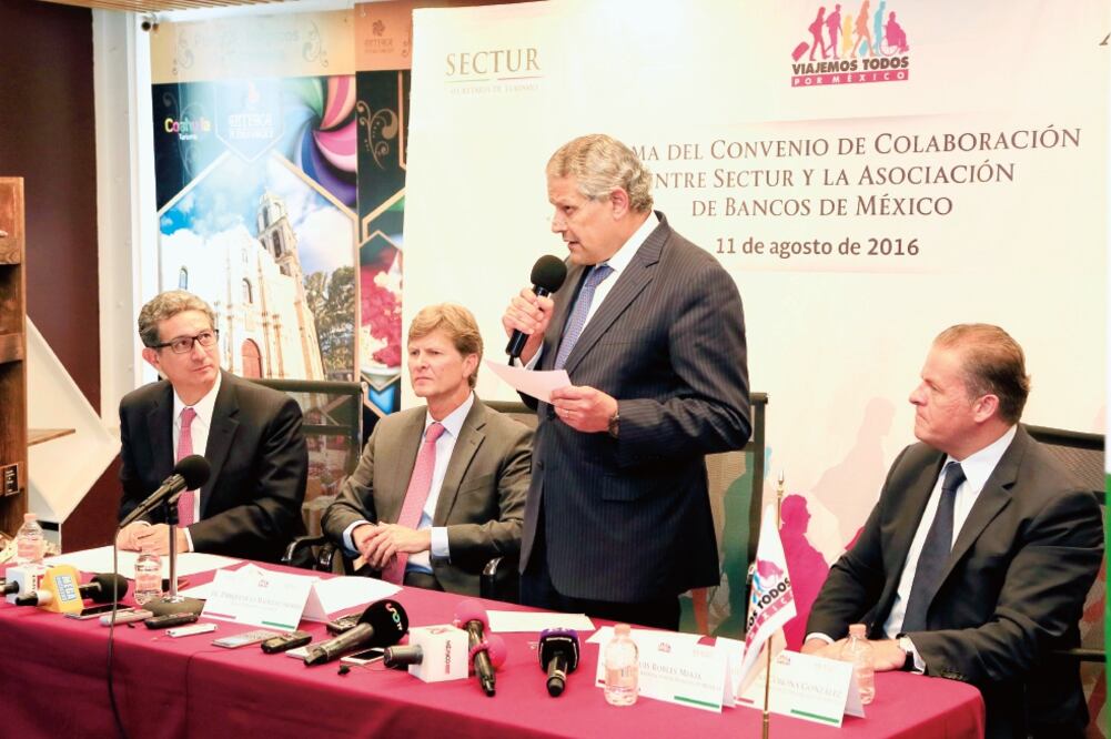 Enrique de la Madrid, secretario de Turismo (segundo de izq. a der.) y Luis Robles Miaja (de pie), presidente de la Asociación de Bancos de México (SECTUR)