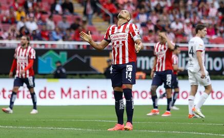 La ridícula falla de Chicharito Hernández en el Chivas vs Toluca