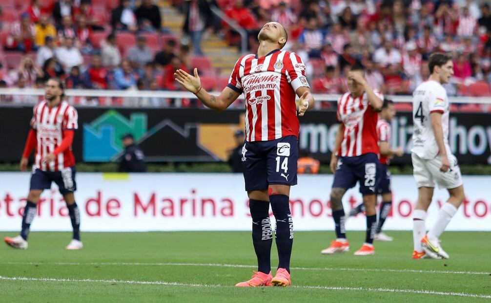 Chicharito Hernández durante el primer partido de Chivas en el Apertura 2024 - Foto: Imago7